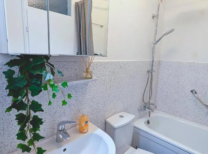 Modern Flat With Elevator/balcony/parking Appartamento